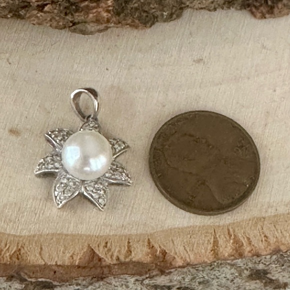 14k WHITE GOLD PEARL AND DIAMOND-FLOWER PENDANTS - Picture 3 of 6